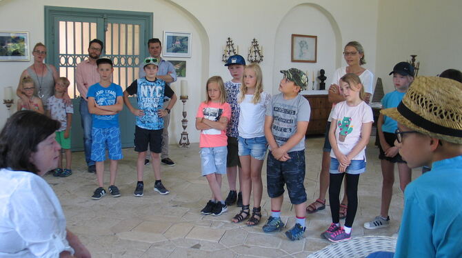Da stehen sie noch in der Schlosskapelle und staunen stumm: Digelfeldschüler mit Lehrerin und kompletter Bürgermeister-Familie b