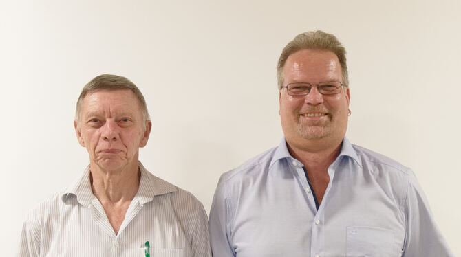 Erhielten die Ehrenmedaille: Gerd Przybisch (links) und Ingo Frömming.  FOTO: WURSTER