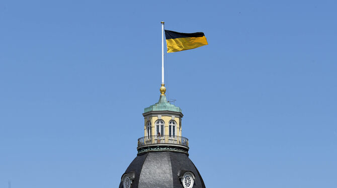 Auf dem Karlsruher Schlossturm weht die Landesflagge von Baden-Württemberg.