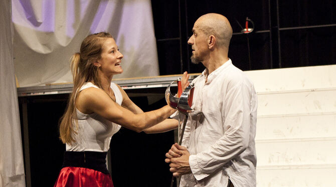 Nina-Mercedés Rühl als Roxane mit Robert Atzlinger als Cyrano.  FOTO: SCHULTZE