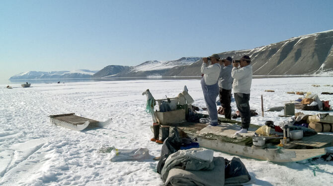 Szenen aus dem Film Thule Tuvalu: Das Meer in Grönland friert erst im Januar zu.