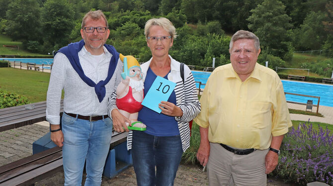 Tommy bleibt im Freibad, sehr zur Freude von Bürgermeister Mike Münzing (links), Karl Thumm (Bäderförderverein) und Birgit Hartw