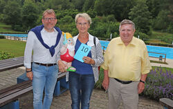Tommy bleibt im Freibad, sehr zur Freude von Bürgermeister Mike Münzing (links), Karl Thumm (Bäderförderverein) und Birgit Hartw