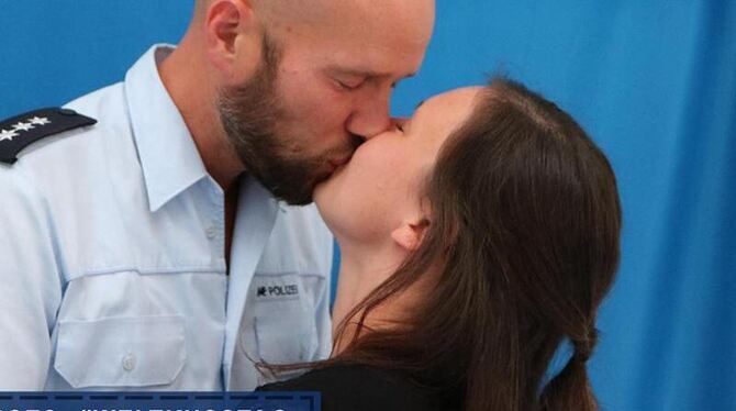 Beamter der Polizei Ulm küsst seine Lebensgefährtin