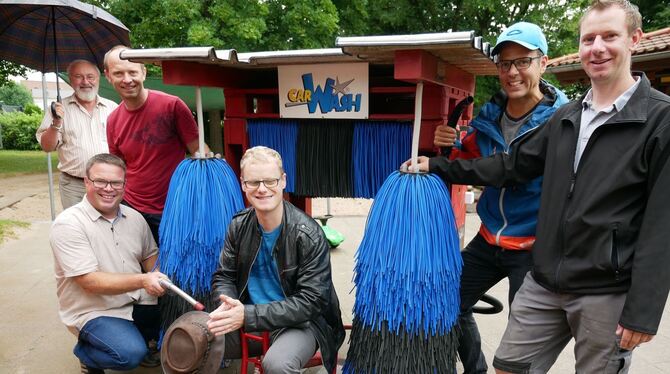 Bezirksbürgermeister Fritz Beck ( links hinten mit Schirm) freut sich zusammen mit den Vätern (von links) Michael Krönig, Jörg