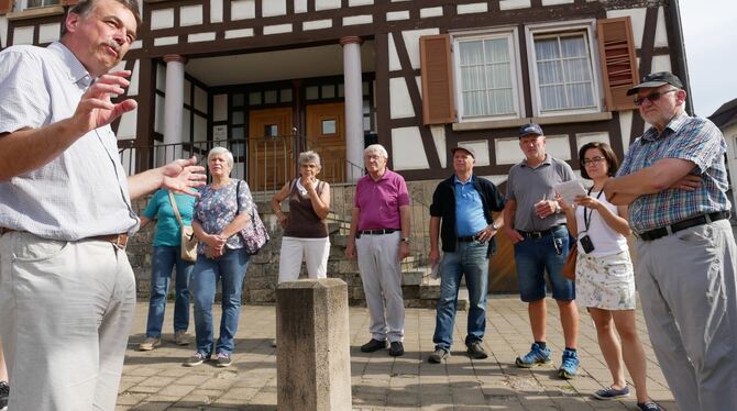 Auch am Alten Rathaus in Neuhausen hat Metzingens Stadtarchivar Rolf Bidlingmaier mit der geschichtsinteressierten Gruppe Statio