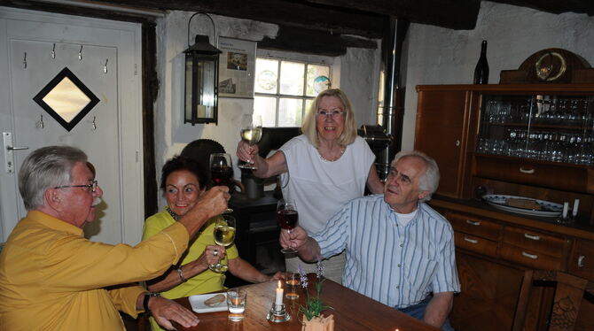 Hanne Bohn mit den drei Gründungsstammtischlern in der Weinstube im alten Stall in Mössingen, die nach sieben Jahren zum Jahrese
