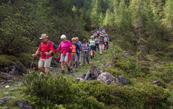 Abstieg vor der Kulisse der Gerlossteinwand.          FOTOS: MARTIN WESSELY