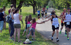 Auf der Strecke spornte die Jugend die Läuferinnen und Läufer an: Abklatschen im Kirschenfeld.  FOTOS: MEYER