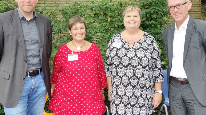 Beim Festakt: Carmen Ahammed (zweite von links) und Susanne Böhm-Geiselhart leiten den neuen Astrid-Lindren-Schulkindergarten. U