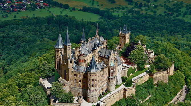 Die Burg Hohenzollern ist über 150 Jahre alt. Jetzt müssen die Auffahrt und Außenbastionen saniert werden. Foto: Beck
