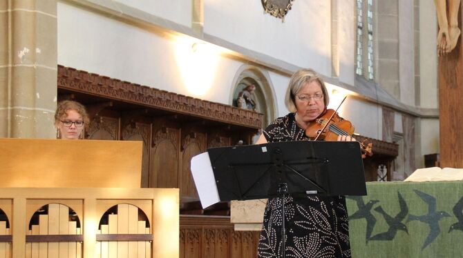 Bettina Maier (an der Truhenorgel) musiziert mit Kathrin-Susanne Lust. FOTO: VARADY
