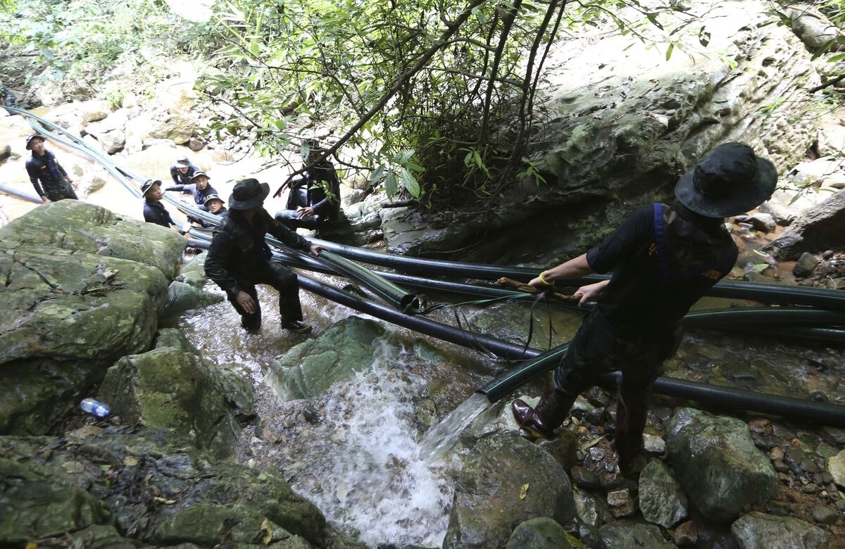 Thailändische Soldaten legen Schläuche zur Entwässerung der Höhle.