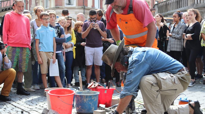Der Kölner Künstler Gunter Demnig verlegt heute Stolpersteine zur Erinnerung an jüdische Mitbürger in Tübingen. Foto: iwa Der Kölner Künstler Gunter Demnig verlegt heute Stolpersteine zur Erinnerung an jüdische Mitbürger in Tübingen. Foto: iwa