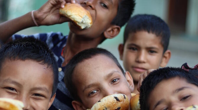 Das süße Gebäck vom Bäckermeister aus dem Schwabenland kam bei den Kindern in Nepal super an (großes Foto). Bäckermeister Michae