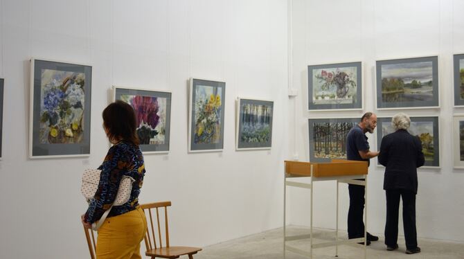 Auch Florales ist zu sehen: Blick in die Ausstellung in der Kulturhalle mit Werken von Künstlerinnen aus Reutlingen, Tübingen un