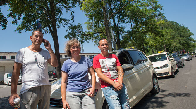 Blattläuse, Hitze, keine Toilette: Reutlinger Taxifahrer (von links Beyazit Kus, Julia Rasch und Bruno Barbosa) wünschen sich ve