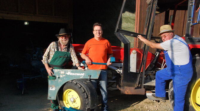 Reinhard Klein, Helmut Betz und Wendelin Ott (von links) – drei der »Macher« des Oldtimer-Traktortreffens in Steinhilben. FOTO: