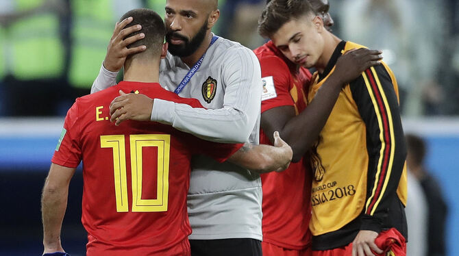 Französischer Tröster der Belgier: Viel zu tun für Thierry Henry (Mitte). FOTO: DPA