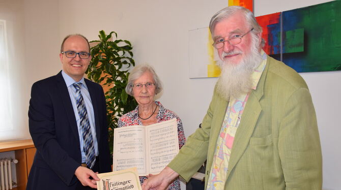 Das erste Exemplar des Nachdrucks des »Pfullinger Lieds« überreicht Hans Fried (rechts) an Bürgermeister Michael Schrenk. Elsbet