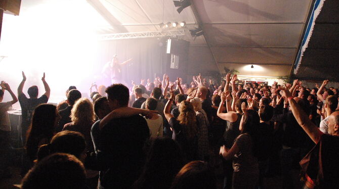 Bereits vor zwei Jahren hatte beim Mägerkinger Fest »Rock- und Blasmusik am See« die Band Schreyner die Partybesucher im Festzel