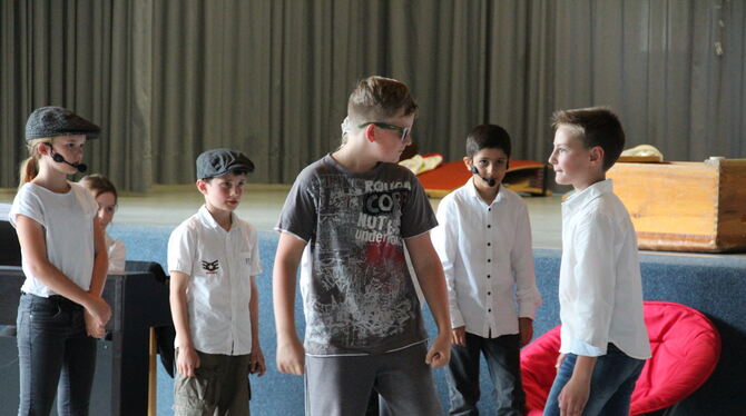 Internat-Kinder (in Weiß) gegen die aus der Stadt: St. Johanns Schul-Theater-AG spielt »Das fliegende Klassenzimmer«. FOTO: DEWA