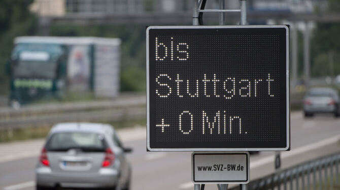 Gestern ging alles glatt: Autos fahren kurz vor Stuttgart an einer der neuen Reisezeitanzeigen auf der B 27 vorbei.  FOTO: DPA