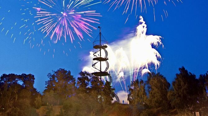 Der Killesbergturm steht beim Lichterfest im Zentrum.  FOTO: LICHTGUT/ACHIM ZWEYGARTH