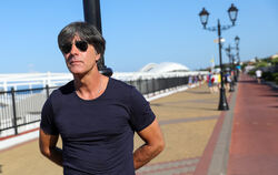 Urlaub macht mehr Spaß als das mögliche neue Konzept für seine Nationalmannschaft: Bundestrainer Joachim Löw. FOTO: DPA