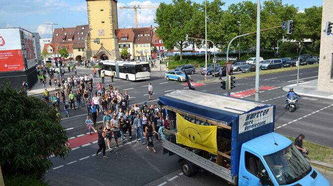 Zur Feier des Tages geht’s auch ohne Steg: Die »Zellies« überqueren den von der Polizei kurz abgesperrten Oskar-Kalbfell-Platz.