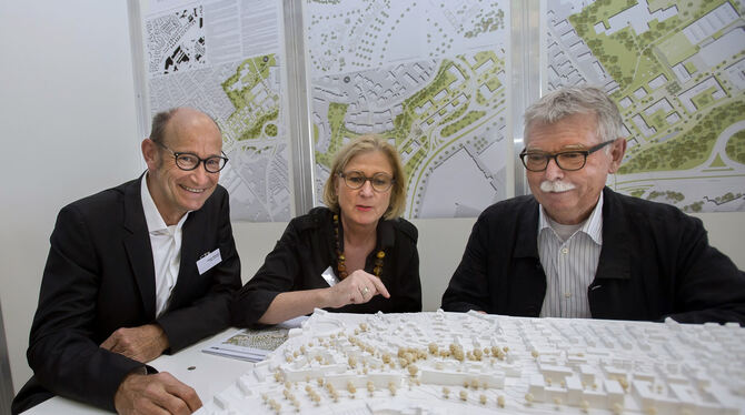 Erläutern den Siegerentwurf für die städtebauliche Entwicklung des »Schieferbuckels« (von links): GWG-Geschäftsführer Klaus Kess