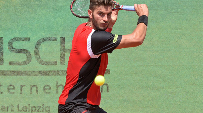 Tobias Simon holte für den TV Reutlingen beim Titelverteidiger Blau-Weiß Halle den Ehrenpunkt.   FOTO: BAUR