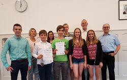 Preisverleihung für den Ideenwettbewerb mit Teilnehmern: JGR-Chef Johannes Wendelstein (von links), Ute Jestädt als Vertreterin