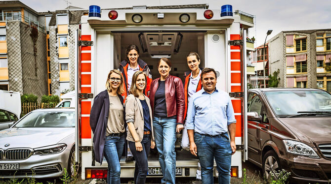 Das Filmteam am Set (von links): Produzentin Sophia Aldenhoven, Schauspielerin Brigitte Urhausen (hinten), ZDF-Redakteurin Eva K