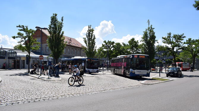 Der Metzinger Bahnhof ist Drehscheibe für drei Stadt- und drei Regionalbuslinien.  FOTO: RITTGEROTH