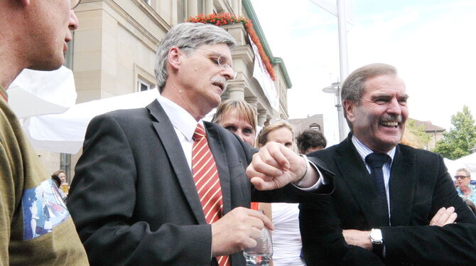 So war’s 2012: Uni-Rektor Bernd Engler und Klinikchef Michael Bamberg (rechts) beim gespannten Warten.  ARCHIVFOTO: MEYER