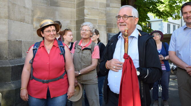 Gemeinsam mit Bischof Gebhard Fürst (rechts) machten sich gestern knapp 50 Pilger auf den Weg nach Rottenburg. FOTO: STÖHR