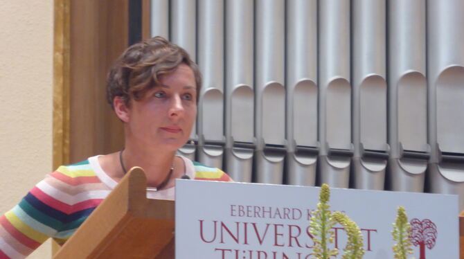 Juli Zeh bei ihrem Vortrag im Festsaal der Universität Tübingen.  FOTO: LENSCHOW