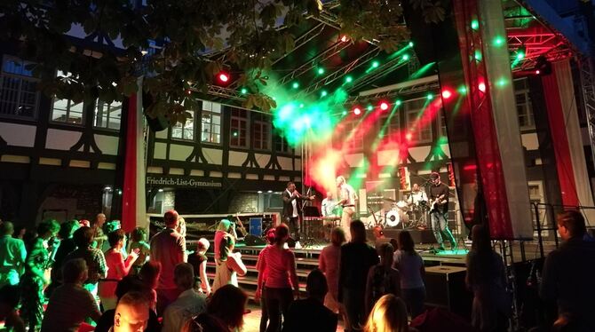 Tanzend konnte man sich zur Musik der Band »Abgroovebereit« am Samstagabend auf den Schwörtag einstimmen. FOTO: HAUSER