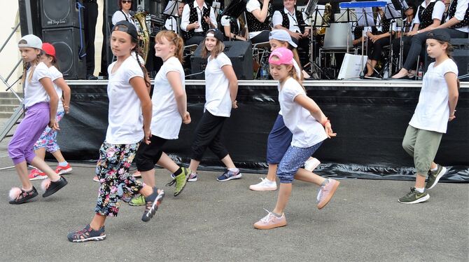 Hip-Hop Hurray: Viel Applaus bekamen die neun- und zehnjährigen Tänzerinnen des Sportvereins bei ihrem Auftritt beim Dorffest.