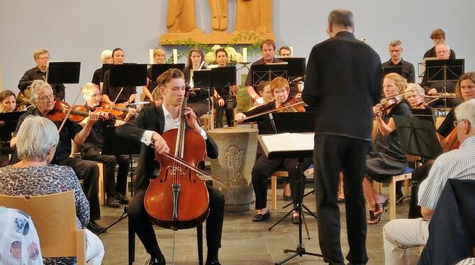 Sebastian Fritsch  als Solist am Cello mit dem Reutlinger Kammerorchester  in der Kreuzkirche.  FOTO: BÖHM