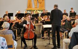Sebastian Fritsch  als Solist am Cello mit dem Reutlinger Kammerorchester  in der Kreuzkirche.  FOTO: BÖHM