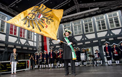 Fahnenflaiger Thomas Walker mit OB Barbara Bosch bei der Schwörtagszeremonie am Sonntag, im Hintergrund die Stadtkapelle. FOTO: