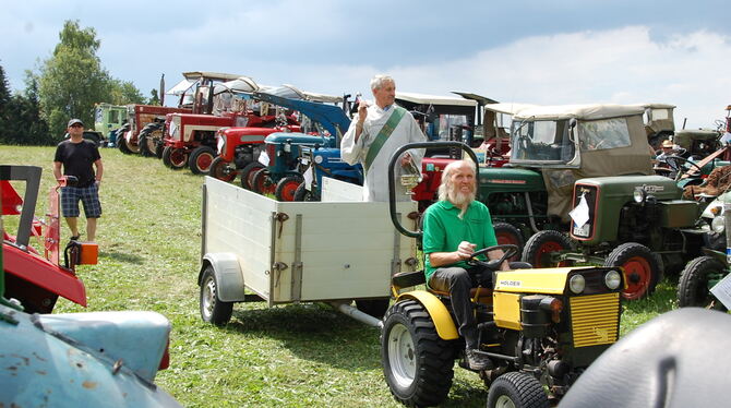 Den Segen für Mensch und Maschine spendete Werner Eisele. Der Schützenvereinsvorsitzende Johann Hölz chauffierte den Diakon durc
