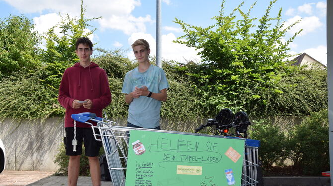 Micha und Nico haben sich vor einem Supermarkt in der Ofterdinger Straße positioniert. FOTO: SPAHLINGER
