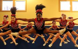 Power trifft Grazie bei den durchtrainierten und leistungsstarken Seniorcheers Rising Phoenix der Reutlinger Dancing Shoes. FOTO