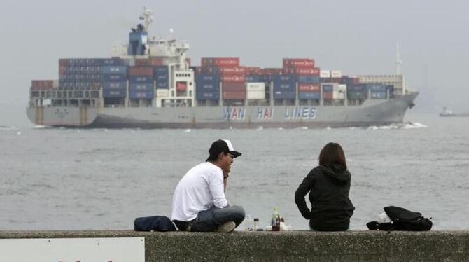 Containerschiff vor Yokohama