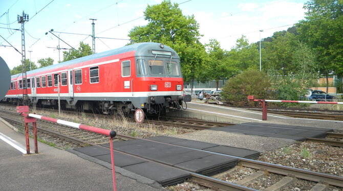 Bis Mitte 2016 konnten Reisende, begleitet vom Fahrdienstleiter, über die Gleise zum Mittelbahnsteig gelangen. Seither ist der Ü