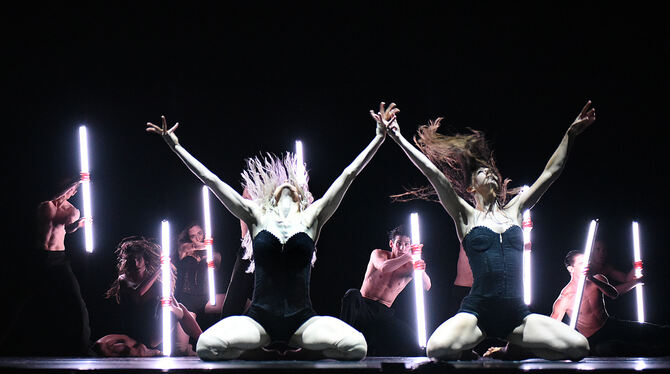 Szene aus dem Tanzstück »Electric Life« von Andonis Foniadakis.  FOTO: BROCKE