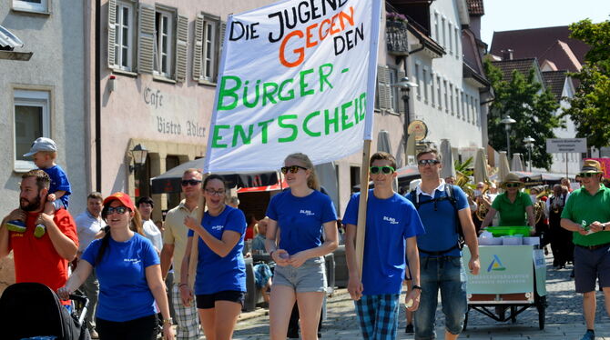 Die DLRG-Jugend hat am Samstag beim Umzug im Rahmen des Metzinger Stadt- und Heimatfestes mit Transparenten und Themenwagen ihre